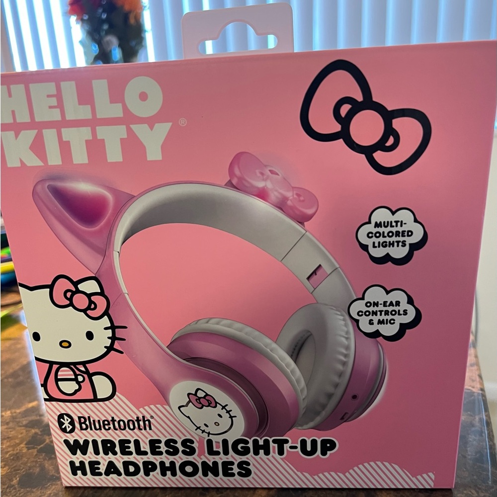 NIB Bluetooth® Hello Kitty® Wireless Light Up Headphones - Picture 6 of 6